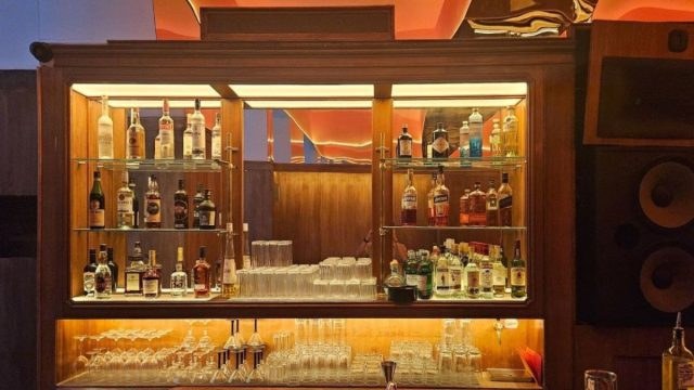 Απόλυτη σιωπή, τέλειος ήχος: Πώς το «Τέλειον» επαναπροσδιορίζει το αθηναϊκό bar
