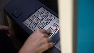 «Ανάσα» για 2,5 εκατ. πολίτες: Πληρώνεται το 250άρι – Πότε θα «φανεί» στους τραπεζικούς λογαριασμούς