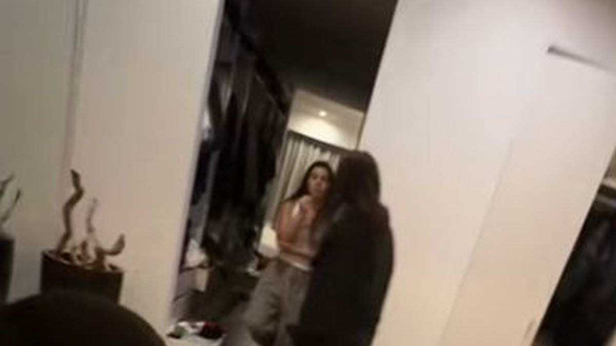 Διεθνής ποδοσφαιριστής πιάστηκε στα πράσα με την ερωμένη του από την σύντροφό του (video)