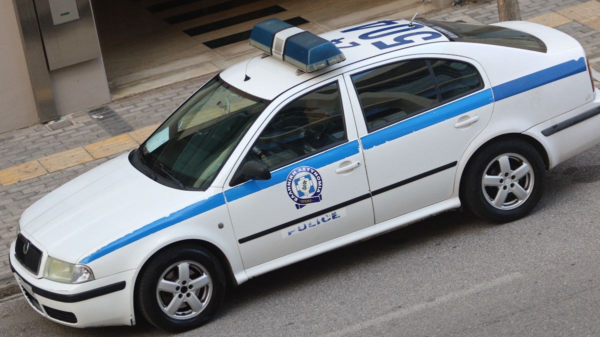 Θεσσαλονίκη: Συνελήφθησαν πατέρας και γιος με καλάσνικοφ και βαλλίστρα – Τους ασκήθηκε κακουργηματική δίωξη