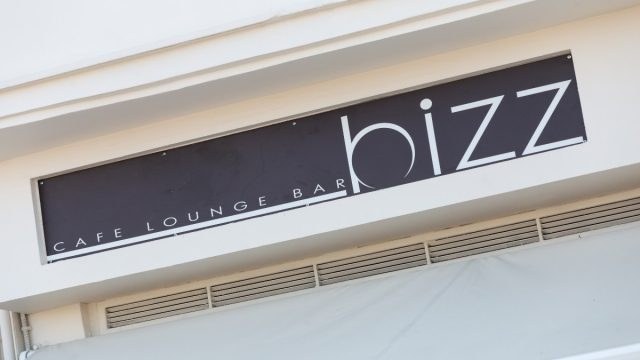 Bizz café: Το κρυφό «διαμάντι» του Μικρολίμανου για καφέ, cocktails και θέα που κλέβει την καρδιά!