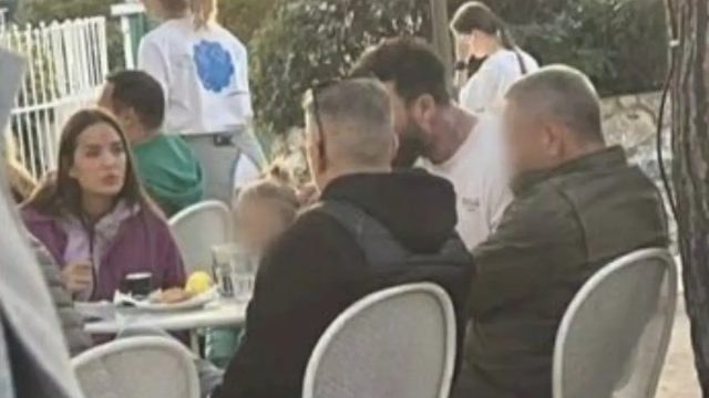 Δημήτρης Αλεξάνδρου: Με τη Ρία Ελληνίδου και τον γιο του για βάφλες στην Πεντέλη