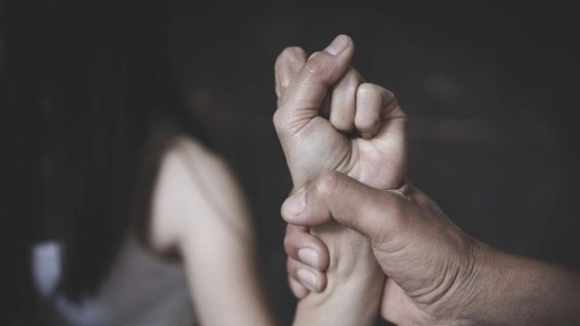 Σοκ στο φέρι Πέραμα-Σαλαμίνα: 63χρονος ξυλοκόπησε τη σύζυγό του μπροστά στα παιδιά τους και στους συνεπιβάτες