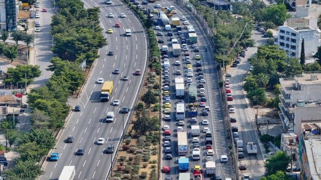 Νέες ρυθμίσεις στον ΚΟΚ: Αυστηρότεροι έλεγχοι για ηλικιωμένους οδηγούς και «έξυπνο» σύστημα για κράνος στις μηχανές