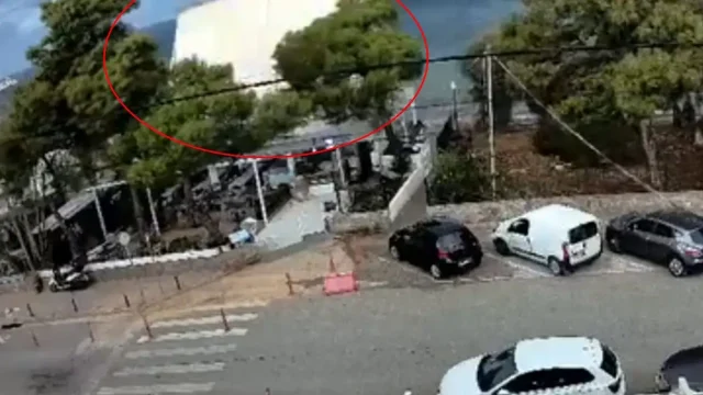 Μανία των μποφόρ στο Καβούρι: Άνεμοι ξήλωσαν στέγαστρο παραθαλάσσιου εστιατορίου