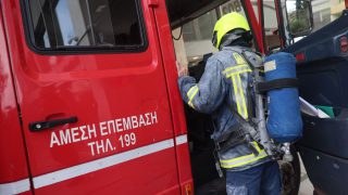 Συναγερμός στο κέντρο της Αθήνας: Φωτιά σε εγκαταλελειμμένο κτίριο στην Ακαδημίας-Σοβαρά προβλήματα στην κυκλοφορία