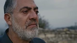 Η Γη της Ελιάς: Νεκρός ο Δημοσθένης – Τον κρατάει και τον βασανίζει σκληρά για δύο μερόνυχτα