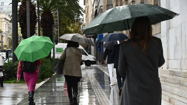 Καιρός σήμερα 29/11: Η «Adel» επιμένει με βροχοπτώσεις και ισχυρούς ανέμους – Πτώση της θερμοκρασίας σύμφωνα με Τσατραφύλλια και Αρνιακό