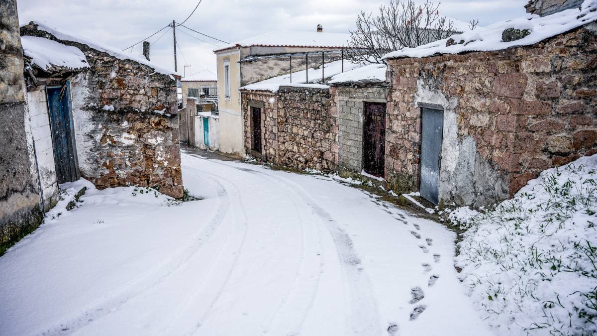 Καιρός: Πτώση της θερμοκρασίας έως 12 βαθμούς και επικίνδυνες καταιγίδες – Πότε θα χιονίσει