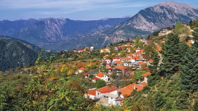 Κρυονέρια Ναυπακτίας: Το ορεινό χωριό που εντυπωσιάζει με τον καθαρό αέρα και την αυθεντική παραδοσιακή εμπειρία
