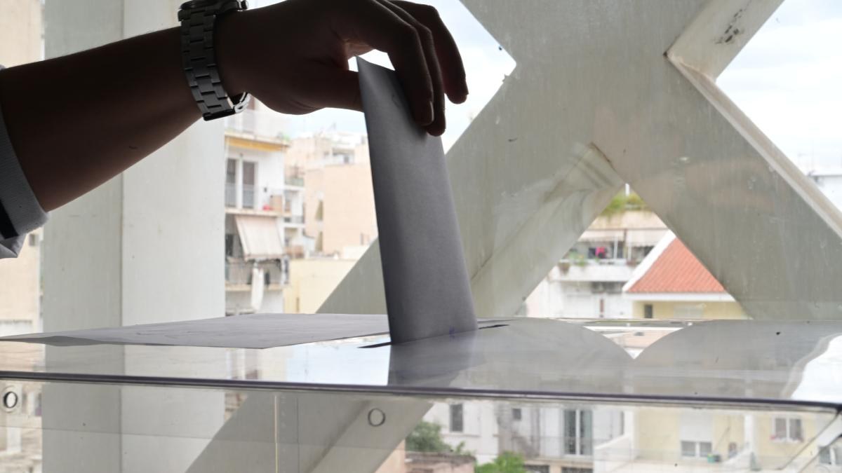 Δημοσκόπηση Opinion Poll: Σταθερό προβάδισμα για τη ΝΔ – Πόσοι θα ψηφίσουν κόμματα Τσίπρα και Σαμαρά