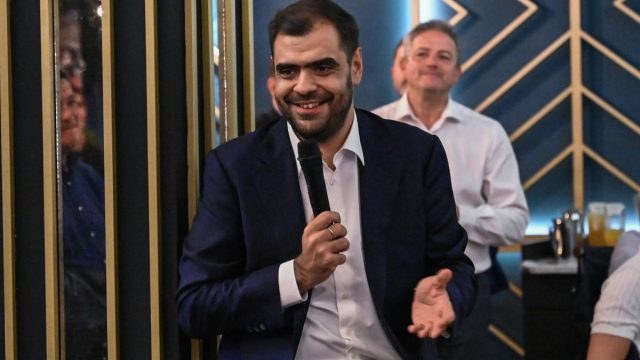 Γκαζάκι έξω από τα γραφεία της «Ομάδας Αλήθειας»: «Οι δράστες θα λογοδοτήσουν», λέει ο Μαρινάκης
