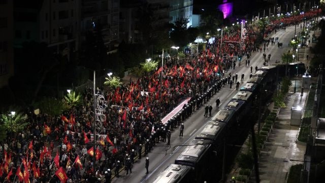 Μεγαλειώδης πορεία για το Πολυτεχνείο: Ανθρώπινο ποτάμι μέχρι την πρεσβεία των ΗΠΑ