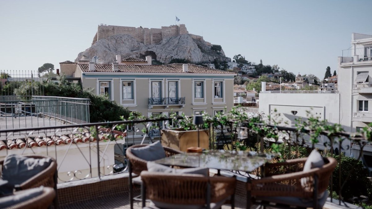 Χρονοκάψουλα γεύσεων: Το εστιατόριο Ροή φέρνει την αριστοκρατία της παλιάς Αθήνας στην καρδιά της Πλάκας