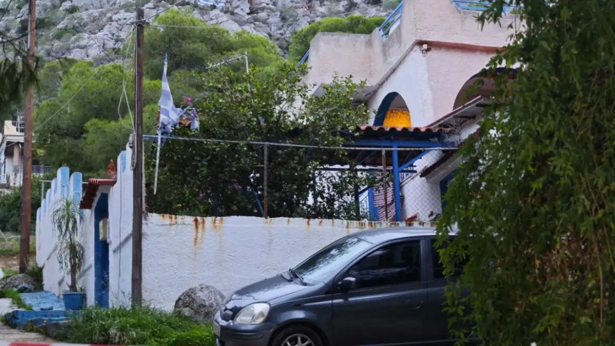 Φρίκη στη Σαλαμίνα: Η 75χρονη δολοφονήθηκε με χτυπήματα στο κεφάλι μέσα στο σπίτι της – Κάμερα ασφαλείας κατέγραψε τους δράστες