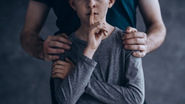 «Να ξαναπάρεις τα παιδιά στο σπίτι, ήταν ωραία»: Οργή για τον 20χρονο θείο που ασελγούσε μαζί με τον σύντροφό του στα ανήλικα ανίψια του