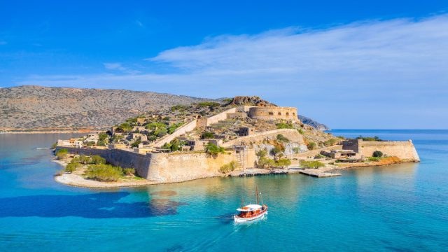 Κρήτη: Ταξίδι στην πέτρινη ψυχή της Σπιναλόγκας και τη γαλήνη της Πλάκας