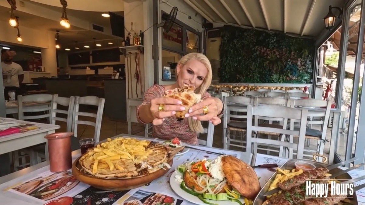 Διπλή πίτα, διπλή απόλαυση: Ανακαλύψτε το κεμπαπτζίδικον «ο Μπότσαρης» και τη θρυλική σκεπαστή που έχει γίνει viral