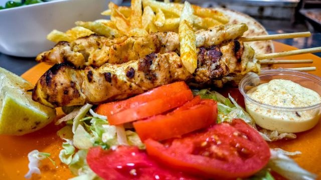Το αγαπημένο σουβλάκι είναι πολυτέλεια: Στα ύψη η τιμή του τυλιχτού – Αγγίζει πλέον τα 5 ευρώ