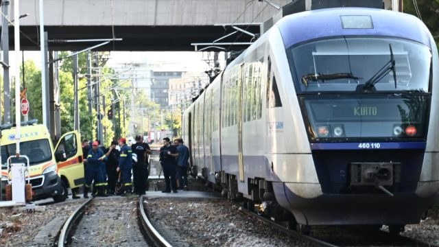 Προαστιακός: Συρμός συγκρούστηκε με δίκυκλο σε διάβαση – Εγκατέλειψε το σημείο ο οδηγός