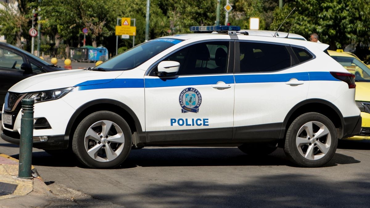 Θεσσαλονίκη: Θρίλερ σε γειτονιά – Άνδρας βγήκε στο μπαλκόνι και απειλούσε με κυνηγετικά όπλα
