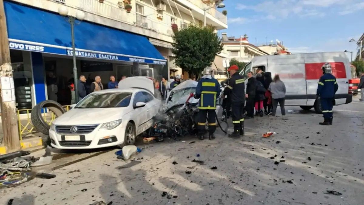 Σοβαρό τροχαίο στην Πτολεμαΐδα: ΙΧ καρφώθηκε σε βαν και μετά έπεσε πάνω σε παρκαρισμένα αυτοκίνητα