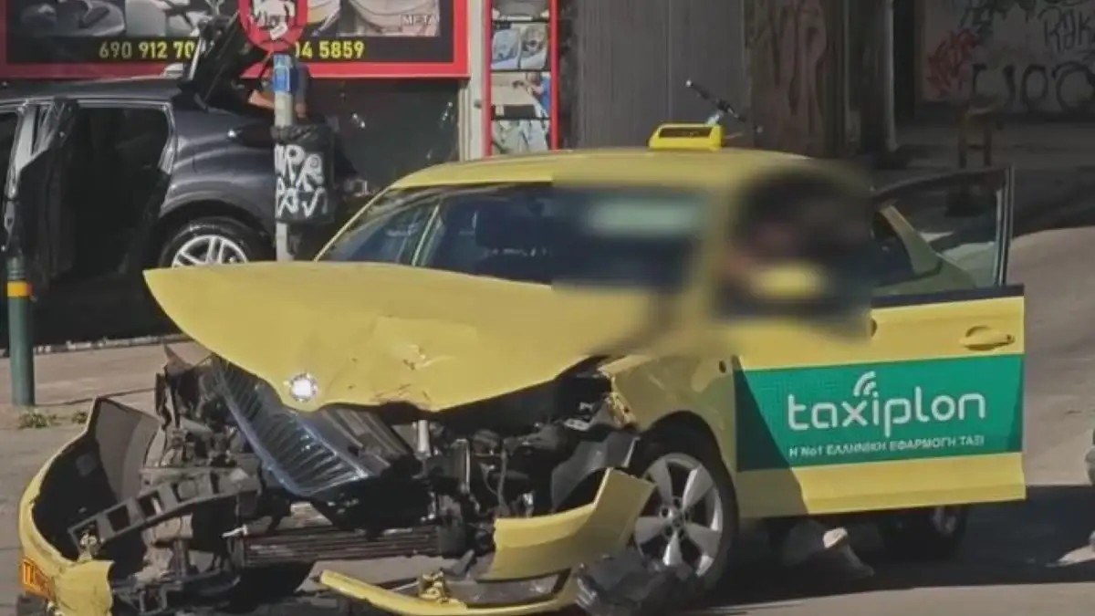 Σοκαριστικό τροχαίο στην Ευελπίδων: Ταξί συγκρούστηκε με βαν