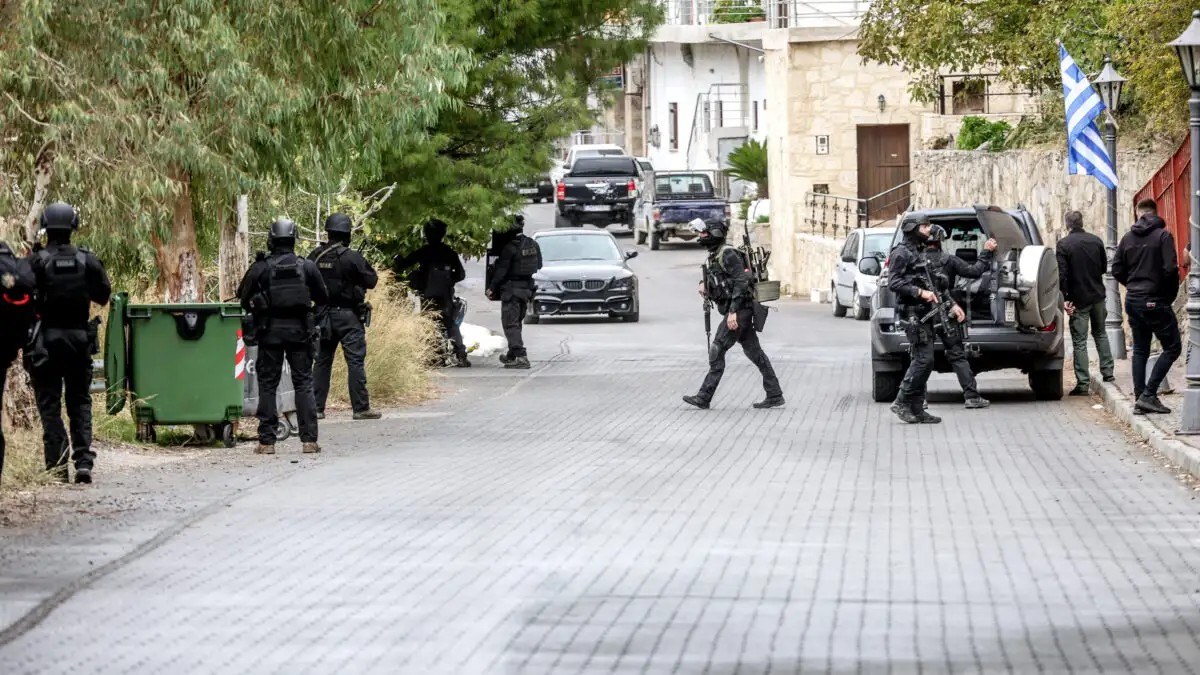 Σκηνές αρχαίας τραγωδίας στο Βενιζέλειο νοσοκομείο: Οι συγγενείς θρηνούν τους ανθρώπους τους από τη βεντέτα στα Βορίζια Ηρακλείου