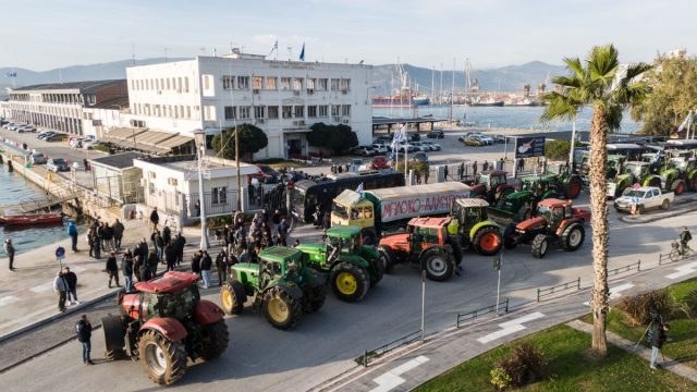 Αποχωρούν οι αγρότες από το λιμάνι του Βόλου μετά το τελεσίγραφο της ΕΛΑΣ – Πάνω από 90 τα μπλόκα