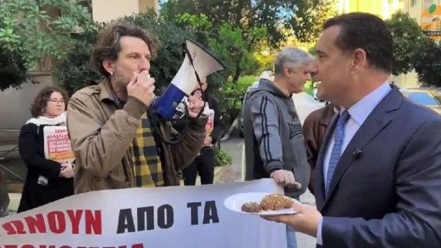 Άδωνις Γεωργιάδης: Πρόσφερε μελομακάρονα σε εργαζόμενους που τον γιούχαραν – «Μας ειρωνεύεται», απαντάνε