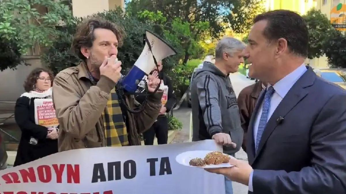 Με μελομακάρονα προσπάθησε να πλησιάσει ο Άδωνις Γεωργιάδης τους διαμαρτυρόμενους εργαζόμενους στο «Έλενα Βενιζέλου»