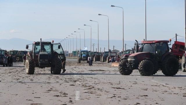 Λάρισα: Αφέθηκαν ελεύθεροι οι δύο συλληφθέντες αγρότες – Άνοιξε η ΠΑΘΕ στο ύψος των Μαλγάρων στο ρεύμα προς Θεσσαλονίκη
