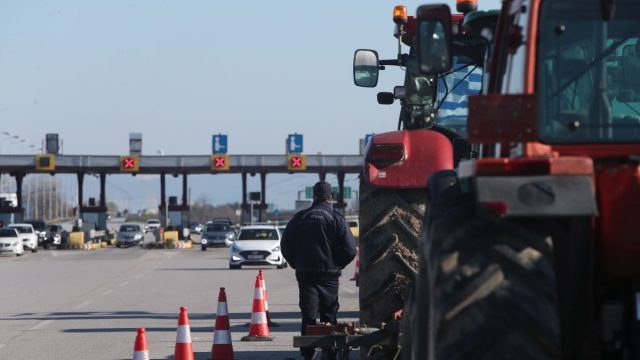 Αποφασισμένοι για Πρωτοχρονιά στα μπλόκα οι αγρότες: Αποκλεισμοί και σε παρακαμπτήριους – Στις 16:00 η χώρα «κόβεται» στα δύο