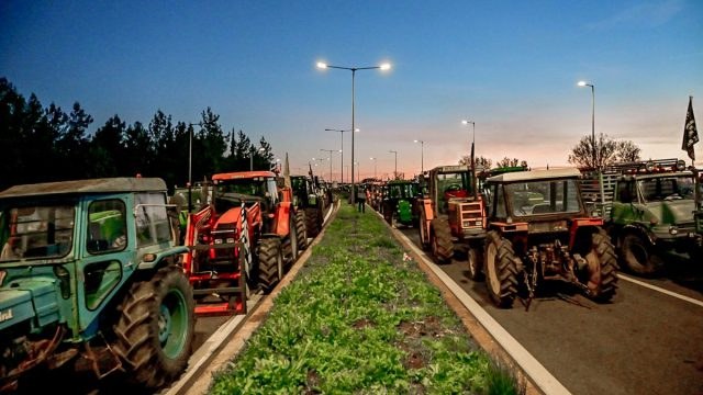 Οι αγρότες «ανεβάζουν» ταχύτητα: Νέα μπλόκα και δυναμικές δράσεις σε όλη τη χώρα – Θα αποκλείσουν και λιμάνια