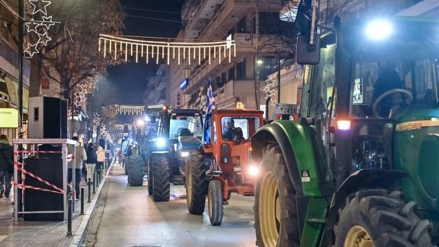 Αγροτικά μπλόκα: Αυστηρότερη η στάση της κυβέρνησης μετά το «ναυάγιο» των συνομιλιών – «Τραμπουκίζουν αυτούς που θέλουν διάλογο»