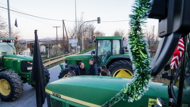 Αγρότες: Πρωτοχρονιάτικο ρεβεγιόν δίπλα στα τρακτέρ τους – Σκληραίνουν τη στάση μετά τις γιορτές