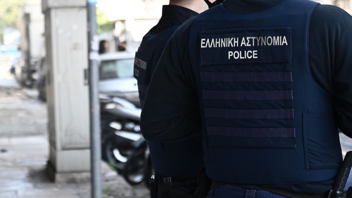 Άρτα: Νήπιο 3,5 ετών βρέθηκε να περπατά μόνο του σε πεζοδρόμιο – Χειροπέδες σε πατέρα και παππού
