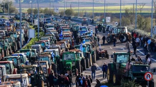 Κλιμακώνουν τις κινητοποιήσεις τους οι αγρότες – Πού υπάρχουν μπλόκα
