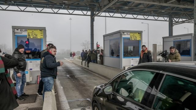 Οι επαναστατημένοι αγρότες σηκώνουν ξανά τις μπάρες των διοδίων – Παραμένουν στα μπλόκα, νέα σύσκεψη σήμερα