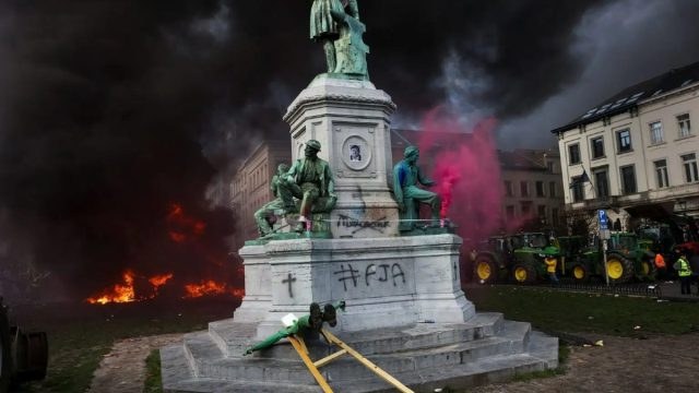Χάος στις Βρυξέλλες: Χιλιάδες αγρότες από όλη την Ευρώπη κατέκλυσαν το κέντρο – Επεισόδια, φωτιές και δακρυγόνα