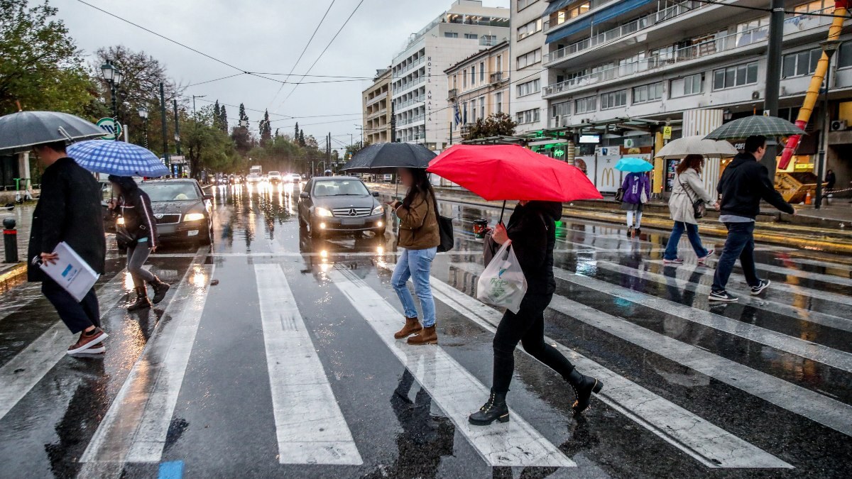 Καιρός σήμερα 22/10: Αλλάζει το σκηνικό με βροχές και καταιγίδες – Τι προβλέπουν Κολυδάς και Μαρουσάκης