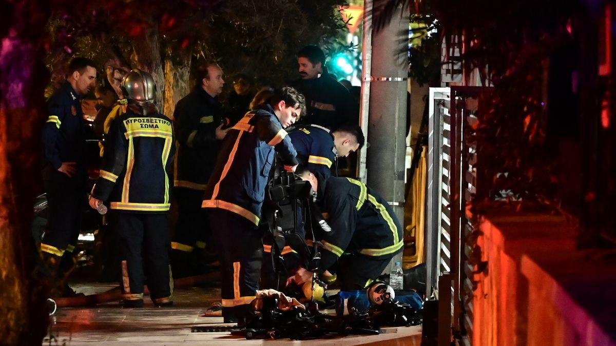 Τραγωδία στην Καλλιθέα: Πώς ξέσπασε η φωτιά στο διαμέρισμα – Απανθρακωμένοι δύο άνδρες, εκτεταμένες ζημιές