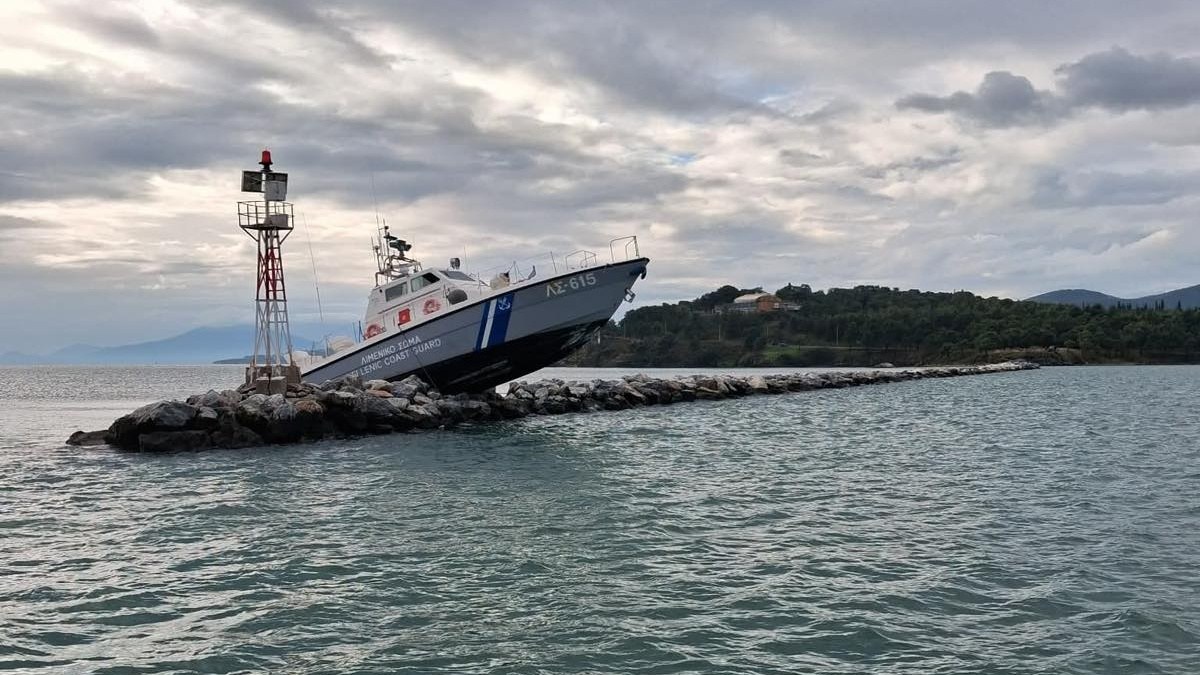 Βόλος: Σκάφος του Λιμενικού καρφώθηκε στον κυματοθραύστη στην είσοδο του λιμανιού