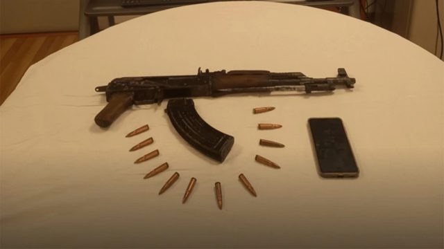 Συνελήφθη 20χρονος που μετέφερε καλάσνικοφ με βαλίτσα σε ΚΤΕΛ της Αθήνας