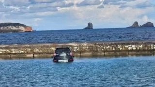 Πάρος: Αυτοκίνητο έπεσε στη θάλασσα και βυθίστηκε – Ο οδηγός ξέχασε να σηκώσει το χειρόφρενο