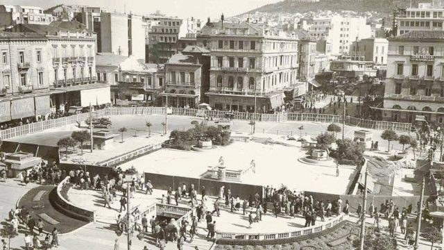 Κουίζ για την παλιά Αθήνα: Σας θυμίζει κάτι αυτή η πλατεία; Είναι πασίγνωστη
