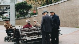 Συντάξεις: Έρχεται διπλό όφελος για πάνω από 500.000 δικαιούχους – Ποιοι γλιτώνουν κρατήσεις