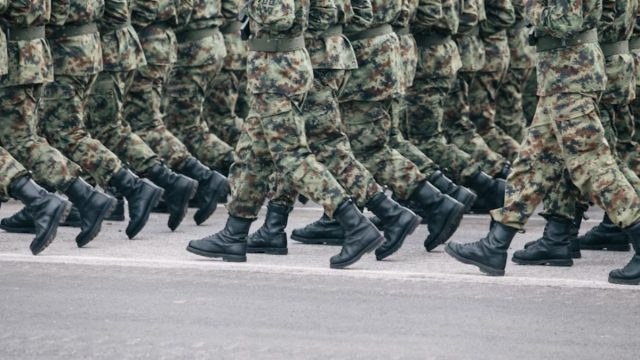 «Οι γιοι και οι κόρες μας να ετοιμαστούν να πολεμήσουν», προειδοποιεί ο αρχηγός της Βρετανικής Αεροπορίας