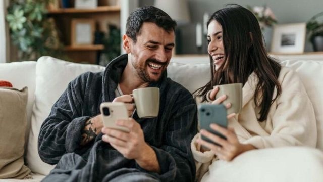 Ο «κανόνας των 10 λεπτών»: Μια απλή καθημερινή ιεροτελεστία για να επανακτήσεις την οικειότητα στη σχέση σου