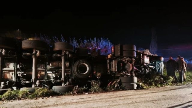 Τραγωδία στην Ιόνια Οδό: Νεκρός οδηγός φορτηγού που ανετράπη